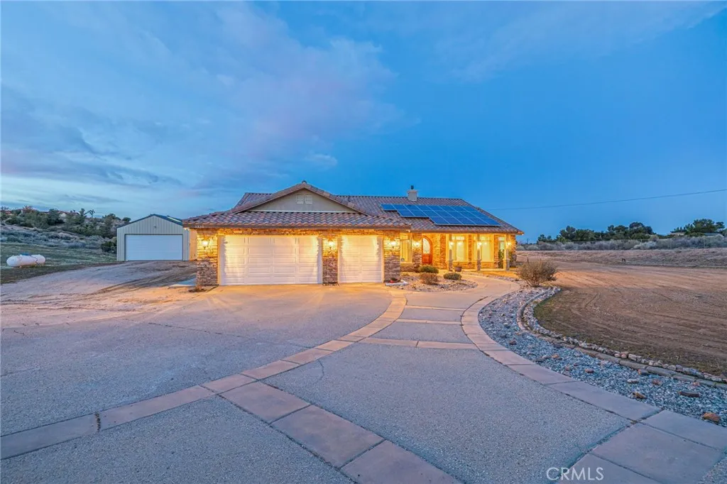 3335 E Avenue T8, Palmdale, California 93550 home-pic-2